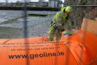 1765364769705-galway-pasang-penghalang-banjir-antisipasi-dampak-badai-bram-1765347144060_169