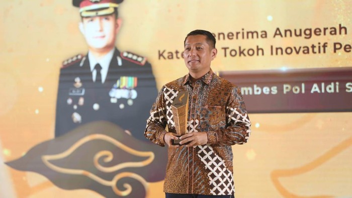 1765386356493-kapolresta-bandung-kombes-aldi-subartono-menerima-penghargaan-detikjabar-awards-2025-1765383619905_169