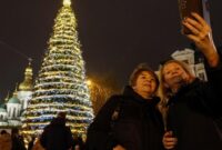 1765386356953-dekorasi-natal-hiasi-kyiv-di-tengah-deru-perang-1765346215373_169