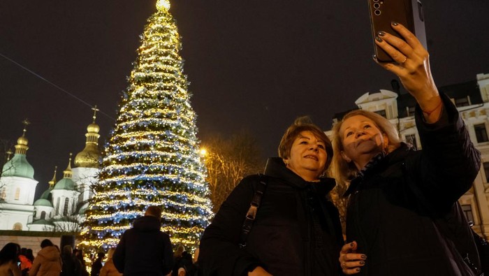 1765386356953-dekorasi-natal-hiasi-kyiv-di-tengah-deru-perang-1765346215373_169