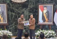 1765386358473-gubernur-dki-pramono-anung-dalam-acara-anugerah-dewan-pers-2025-di-balai-kota-jakarta-1765381036812_169