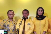 1765386360156-ketum-golkar-bahlil-lahadalia-tengah-adrialdetikcom-1765381376533_169