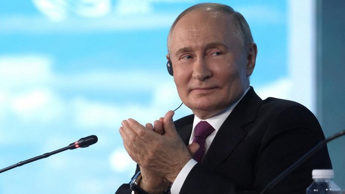 1765386360642-presiden-rusia-vladimir-putin-saat-menghadiri-forum-ekonomi-timur-di-vladivostok_169