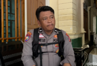 1765386361928-aipda-andre-gusman-anggota-polsek-palembayan-mengungkap-kesaksiannya-saat-galodo-menghantam-perkampungan-warga-1765380435635_169