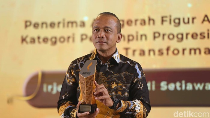 1765386366313-kapolda-jabar-irjen-rudi-setiawan-saat-menerima-penghargaan-di-ajang-detikjabar-awards-2025-1765374535814_169
