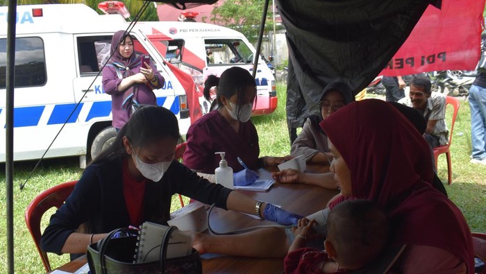 1765407906166-wakil-ketua-komisi-iv-dpr-alex-indra-lukman-mengerahkan-dokter-hingga-relawan-medis-ke-sejumlah-titik-terdampak-banjir-di-suma-1765398993825_169