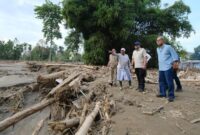 1765407906718-menteri-ekonomi-kreatif-republik-indonesia-ekraf-teuku-riefky-harsya-meninjau-lokasi-banjir-di-provinsi-aceh-1765396037614_169