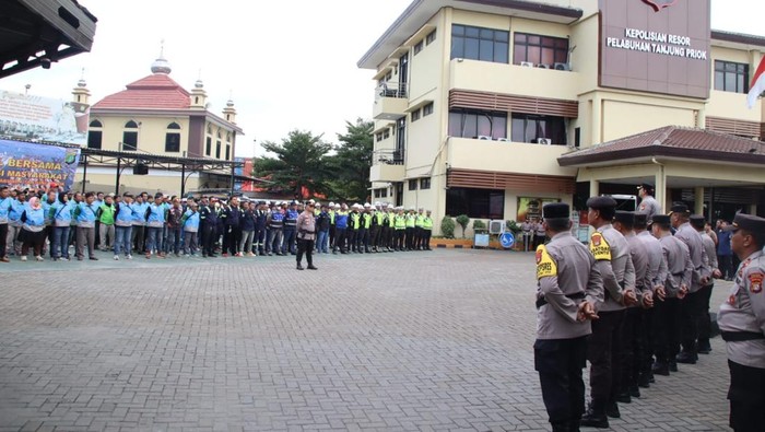 1765407907286-polres-pelabuhan-tanjung-priok-menggelar-apel-gabungan-bersama-potensi-masyarakat-1765395539627_169