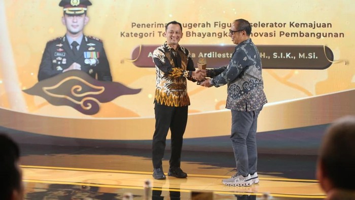 1765407909375-kapolres-bogor-akbp-wikha-ardilestanto-meraih-detikjabar-awards-2025-andikadetikcom-1765387122706_169