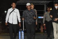 1765429637350-bupati-lampung-tengah-tersenyum-saat-digelandang-ke-kpk-usai-terjaring-ott-1765424980988_169