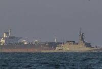 1765429637846-kapal-patroli-angkatan-laut-venezuela-mengawal-kapal-tanker-yoselin-yang-berbendera-panama-di-dekat-kilang-minyak-el-palito-1765425453577_169