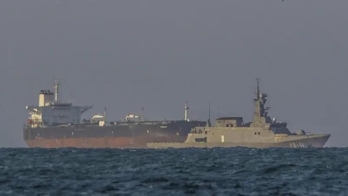 1765429637846-kapal-patroli-angkatan-laut-venezuela-mengawal-kapal-tanker-yoselin-yang-berbendera-panama-di-dekat-kilang-minyak-el-palito-1765425453577_169