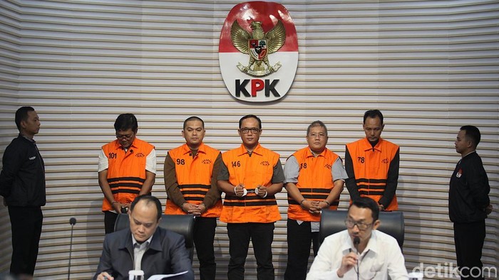 1765451163428-potret-bupati-lampung-tengah-ditahan-kpk-1765442076561_169