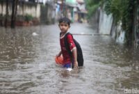 1765451164570-jalanan-di-pamulang-tangsel-banjir-usai-hujan-deras-1765449093565_169