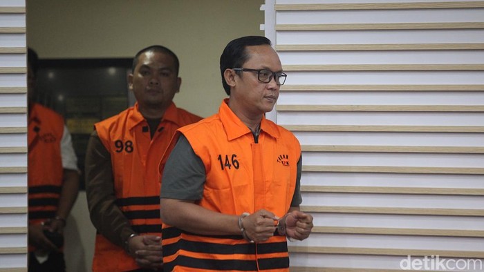 1765451168205-potret-bupati-lampung-tengah-ditahan-kpk-1765442076694_169