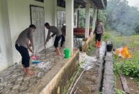 1765451172524-bko-polda-riau-bersih-bersih-surau-di-daerah-terisolasi-bencana-alam-di-jorong-subarang-aia-nagari-salaerh-aia-timur-agam-sumb-1765447083766_169