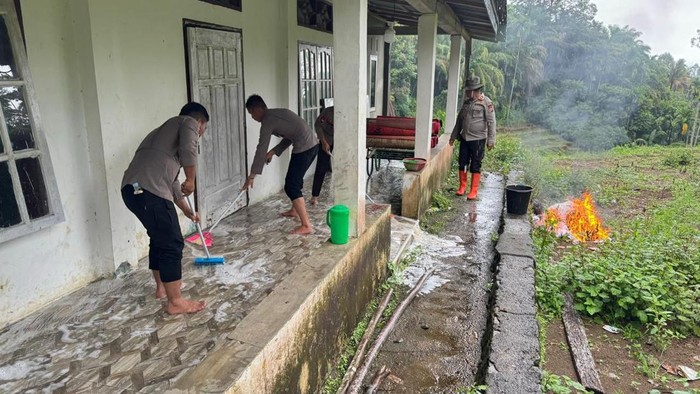 1765451172524-bko-polda-riau-bersih-bersih-surau-di-daerah-terisolasi-bencana-alam-di-jorong-subarang-aia-nagari-salaerh-aia-timur-agam-sumb-1765447083766_169