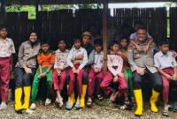 1765472767449-tim-trauma-healing-polda-riau-menghadirkan-kembali-keceriaan-anak-anak-di-palembayan-agam-sumatera-barat-pasca-bencana-galodo-1765470093291_169