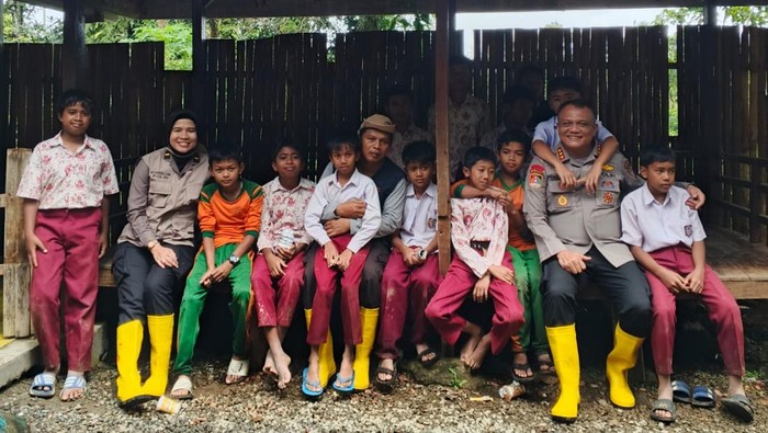 1765472767449-tim-trauma-healing-polda-riau-menghadirkan-kembali-keceriaan-anak-anak-di-palembayan-agam-sumatera-barat-pasca-bencana-galodo-1765470093291_169