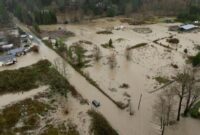 1765472768428-foto-udara-banjir-parah-akibat-sungai-meluap-di-washington-1765433477265_169