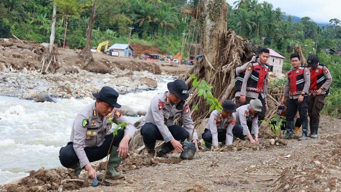 1765472770958-polda-riau-menutup-misi-kemanusiaan-di-agam-sumbar-dengan-menanam-pohon-1765466149857_169