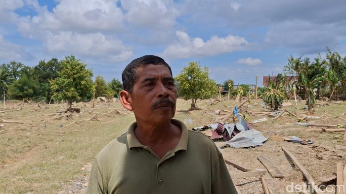 1765472772043-sudiarto-60-di-desa-sapta-marga-kecamatan-minyak-pahit-kabupaten-aceh-tamiang-terseret-banjir-bandang-saat-berada-di-dalam-gub-1765461531375_169