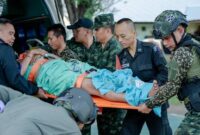 1765472772540-seorang-tentara-thailand-yang-mengalami-luka-luka-dievakuasi-dari-lokasi-bentrokan-di-perbatasan-1765436911300_169