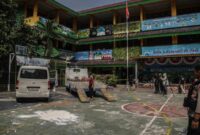 1765494289852-polisi-olah-tkp-mobil-tabrak-siswa-di-sdn-kalibaru-01-pagi-1765439484857_169