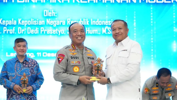 1765494294138-wakapolri-komjen-dedi-prasetyo-meluncurkan-buku-tentang-teknologi-kepolisian-dok-istimewa-1765482779802_169