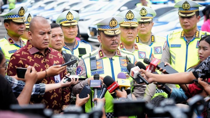 1765515962426-kakorlantas-polri-irjen-agus-suryonugroho-melepas-irjen-agus-suryonugroho-memimpin-pelepasan-tim-pendukung-penyaluran-bantuan--1765512359234_169