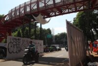 1765537579937-melihat-progres-pembangunan-skybridge-taman-langsat-dan-ayodya-1765516349325_169