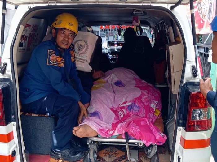 1765537582270-damkar-bogor-evakuasi-wanita-obesitas-tidak-sadarkan-diri-ke-rs-dokistimewa-1765536143563_43