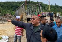 1765537583201-wakil-ketua-komisi-vi-dpr-ri-andre-rosiade-mendatangi-lokasi-terdampak-banjir-bandang-atau-galodo-di-jalan-dan-jembatan-batu-b-1765535712243_169