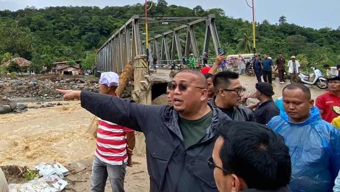 1765537583201-wakil-ketua-komisi-vi-dpr-ri-andre-rosiade-mendatangi-lokasi-terdampak-banjir-bandang-atau-galodo-di-jalan-dan-jembatan-batu-b-1765535712243_169