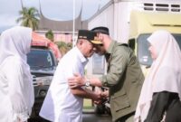 1765559171790-gubernur-banten-andra-soni-menyerahkan-bantuan-langsung-kepada-gubernur-sumbar-mahyeldi-1765551669029_169