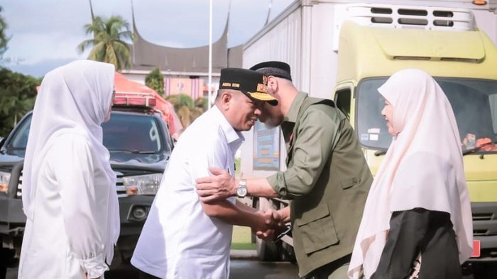 1765559171790-gubernur-banten-andra-soni-menyerahkan-bantuan-langsung-kepada-gubernur-sumbar-mahyeldi-1765551669029_169