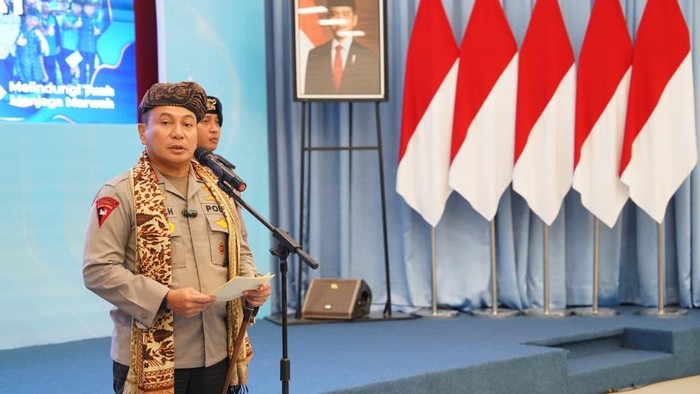 1765559173109-kapolda-riau-irjen-pol-herry-heryawan-menyambut-kembali-308-personel-usai-menjalankan-misi-kemanusiaan-di-agam-sumatera-barat-1765550603607_169