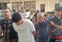 1765580704772-tampang-tersangka-pembunuhan-pengacara-aris-munadi-saat-digelandang-di-mapolresta-cilacap-jumat-12122025-1765544381447_169