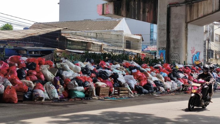 1765602347735-tumpukan-sampah-di-ciputat-tangsel-1765601435368_169