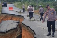 1765602348691-jalan-di-bukit-taratak-rokan-hulu-riau-longsor-1765601055543_169