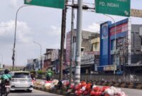 1765602349747-potret-tumpukan-sampah-hiasi-kolong-flyover-ciputat-tangsel-1765599445050_169
