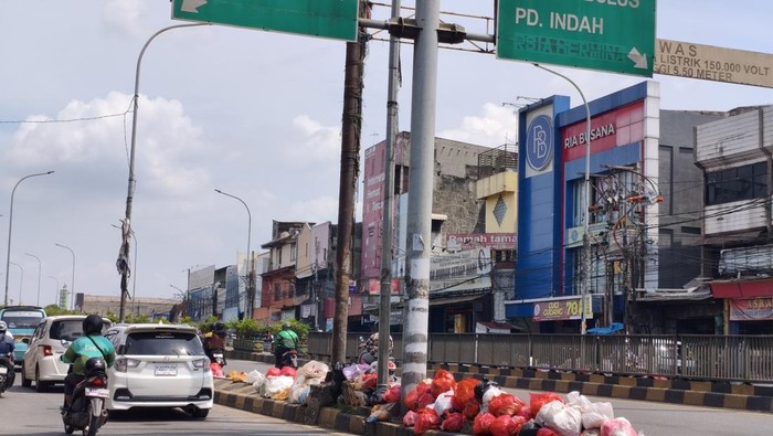 1765602349747-potret-tumpukan-sampah-hiasi-kolong-flyover-ciputat-tangsel-1765599445050_169