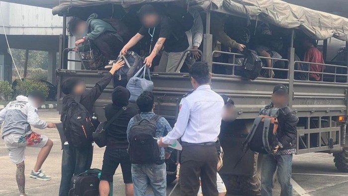 1765602355538-54-warga-negara-indonesia-wni-yang-terjaring-operasi-di-markas-scamming-atau-penipuan-di-perbatasan-myanmar-thailand-1765532464444_169