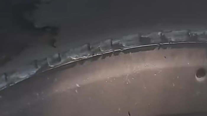 1765623920539-tangkapan-layar-postingan-viral-ban-bus-transjakarta-botak-1765617739803_169