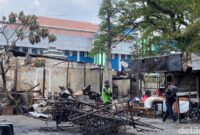 1765645548126-potret-terkini-puluhan-warung-makan-di-kalibata-hangus-imbas-ricuh-matel-1765522997796_169