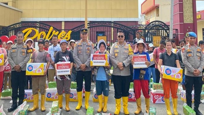 1765645549129-polri-salurkan-bantuan-ke-korban-bencana-di-aceh-sumut-dan-sumbar-dokpolri-1765641294352_169