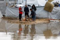 1765645549664-hujan-deras-perparah-krisis-pengungsi-palestina-di-kamp-nuseirat-1765544530189_169