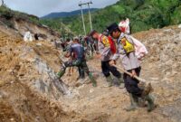 1765667104902-personel-polri-terlibat-bangun-jembatan-darurat-dan-sumur-bor-untuk-korban-bencana-aceh-sumatera-dokpolri-1765646411610_43