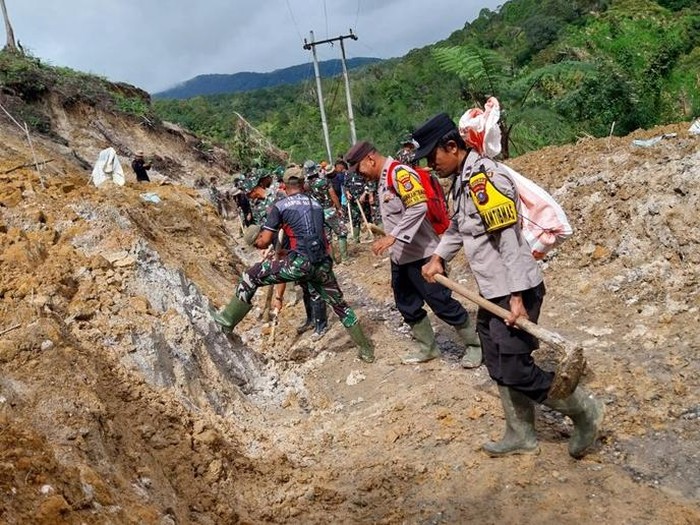 1765667104902-personel-polri-terlibat-bangun-jembatan-darurat-dan-sumur-bor-untuk-korban-bencana-aceh-sumatera-dokpolri-1765646411610_43