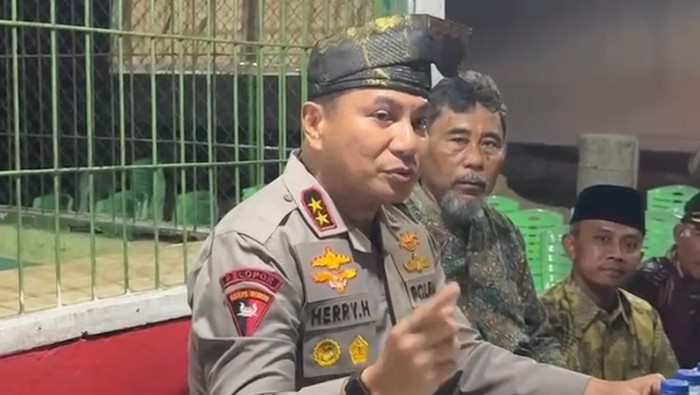 1765667106226-kapolda-riau-irjen-pol-herry-heryawan-turun-mengecek-satkamling-di-kampar-sabtu-13122025-malam-1765645448533_169